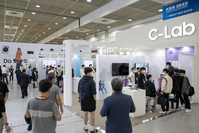 관람객들이 서울 강남구 코엑스에서 진행되는 '한국전자전(KES) 2022' 내 'C랩 전시관'을 둘러보고 있다. 사진 제공=삼성전자