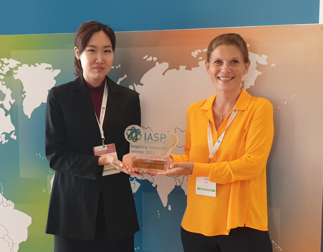 특구재단 국제협력팀 김주은(왼쪽) 연구원이 IASP CEO 에바 룬드(오른쪽)와 혁신사례 1등 수상을 기념하고 있다. 사진제공=연구개발특구진흥재단