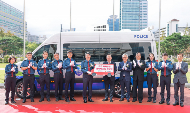이장우(왼쪽에서 일곱번째) 대전시장이 윤소식(″여섯번째) 대전경찰청장에게 자치경찰 다목적 경찰차량을 전달하고 있다. 사진제공=대전시