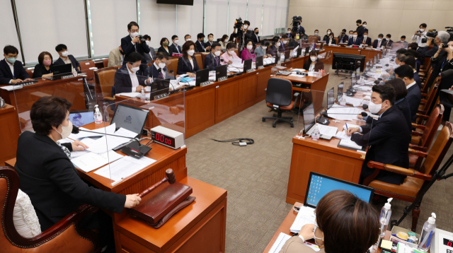 5일 국회 보건복지위원회에서 열린 보건복지부·질병관리청에 대한 국정감사에서 정춘숙 위원장이 의사봉을 두드리고 있다./권욱 기자