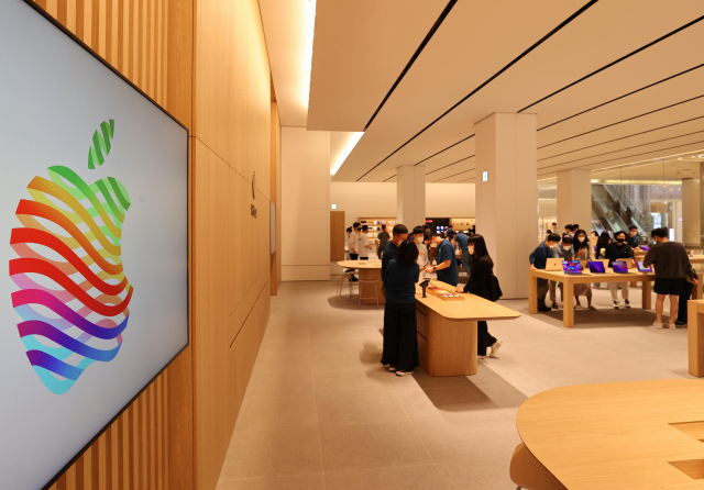 9월 25일 서울 송파구 롯데월드몰에 오픈한 애플스토어 잠실점을 찾은 시민들이 애플 제품을 살펴보고 있다. /연합뉴스