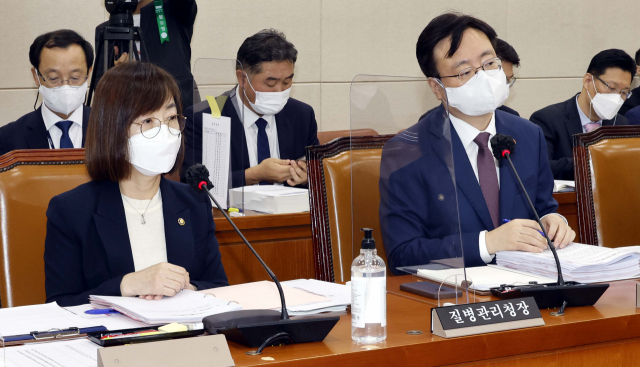 백경란 질병관리청장이 5일 국회 보건복지위원회에서 열린 국정감사에서 발언하고 있다. 오른쪽은 조규홍 보건복지부 장관. 국회사진기자단