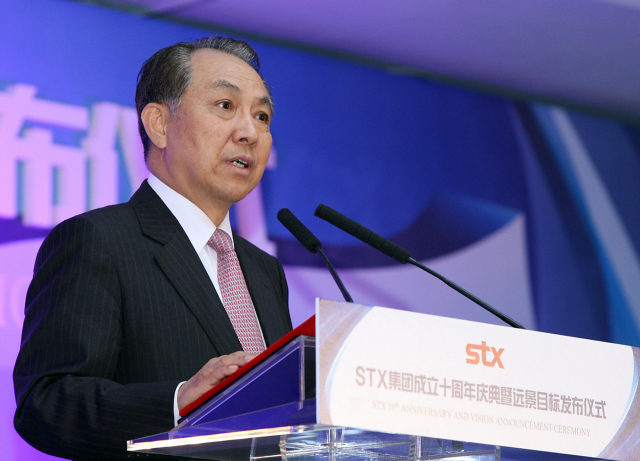 강덕수 당시 STX그룹 회장이 2011년 중국 다롄의 ‘STX다롄 조선해양 종합생산기지’에서 열린 STX그룹 출범 10주년 기념행사에서 연설하고 있다.