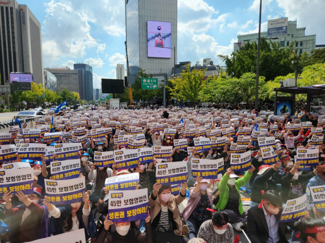 한국보험대리점(GA)협회, 보험영업인 노동조합 연대, 온라인플랫폼 보험진출저지 비대위 소속 보험업계 종사자들이 5일 서울 광화문에서 온라인플랫폼 보험진출 저지와 보험영업인 생존권사수를 위한 2차 결의대회를 진행하고 있다. 사진 제공=한국보험대리점협회