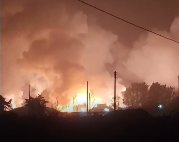 4일 저녁 우리 군이 발사한 '현무 2' 탄도미사일이 비정상 비행 후 강릉 공군기지 내에 떨어지면서 화염이 발생해 주변에 불이 나고 있다. 연합뉴스