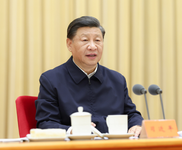 시진핑 중국 국가주석이 27일 베이징에서 열린 성부급(省部級·성장 및 장관급) 지도간부 세미나에 참석해 연설하고 있다. 시 주석은 지난 임기 10년간의 성과를 자찬했다. 연합뉴스
