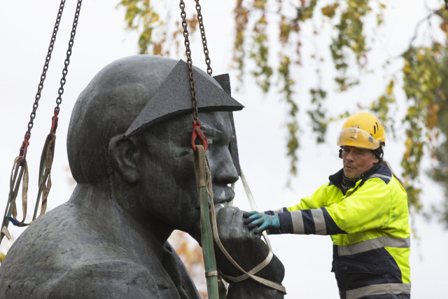 A statue of Vladimir Lenin is removed from the streets of the city of Kotka, Finland Tuesday, Oct. 4, 2022. The southeastern Finnish city of Kotka on Tuesday removed the last publicly displayed statue of Russian bolshevik leader Vladimir Lenin in the Nordic country due to increasing pressure from residents in the wake of Russia’s war in Ukraine. (Sasu Makinen/Lehtikuva via AP) FINLAND OUT; MANDATORY CREDIT