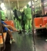 지난 2일(현지시간) 뉴욕 지하철에서 전신 형광 녹색 타이즈를 입은 여성들이 피해자들을 폭행하고 있다. 뉴욕포스트 영상 캡처