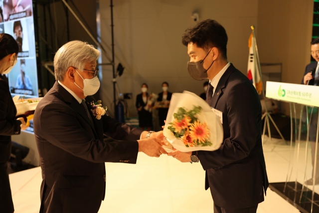 김정남(왼쪽) DB손해보험 부회장이 4일 서울 용산구 드래곤시티호텔 그랜드볼룸홀에서 열린 창립 60주년 기념행사에서 공로상을 수여하고 있다. 사진 제공=DB손해보험