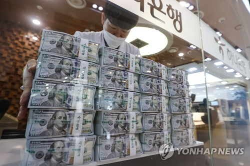 서울 중구 하나은행 위변조대응센터에서 직원이 달러를 정리하고 있다. 연합뉴스