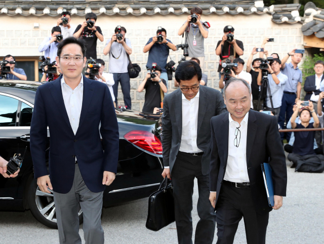 이재용(왼쪽) 삼성전자 부회장과 손정의(오른쪽) 소프트뱅크 그룹 회장이 지난 2019년 회동을 가진 뒤 만찬장소로 들어서고 있다. 연합뉴스