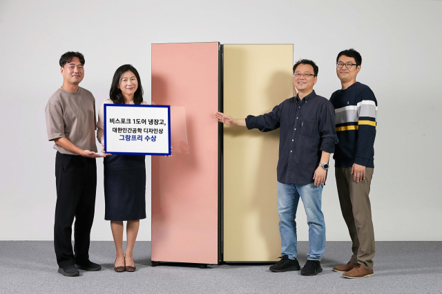 삼성전자 생활가전사업부 임직원들이 삼성 비스포크 1도어 냉장고를 소개하고 있다. 사진제공=삼성전자