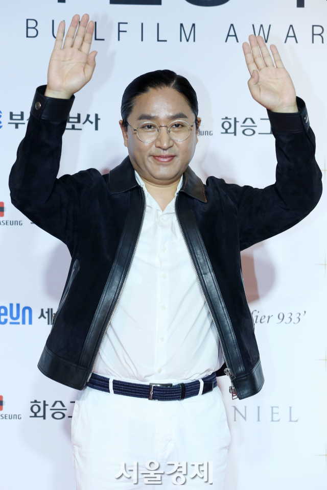 김한민 감독이 6일 오후 부산 해운대구 시그니엘 부산에서 열린 '2022 부일영화상'(2022 BUIL FILM AWARDS) 레드카펫에서 포즈를 취하고 있다. / 사진=김규빈 인턴기자