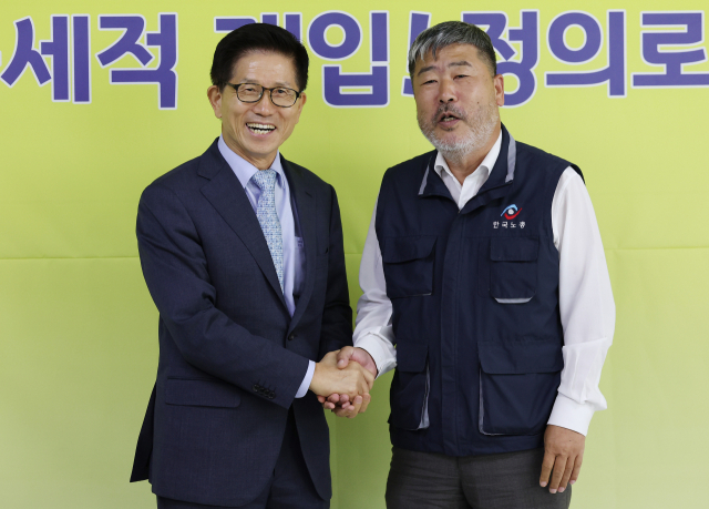 김문수(왼쪽) 경사노위 위원장이 6일 여의도 한국노총을 방문, 김동명 위원장과 인사하고 있다. 연합뉴스