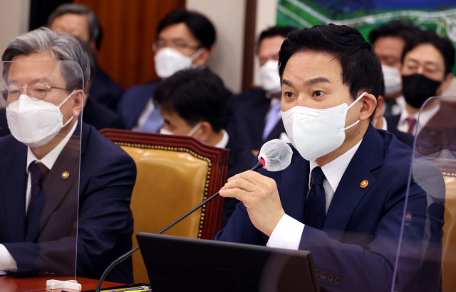 6일 국회에서 열린 국토교통부 국정감사에서 원희룡 장관이 의원들의 질의에 답변하고 있다. 권욱 기자 2022.10.06