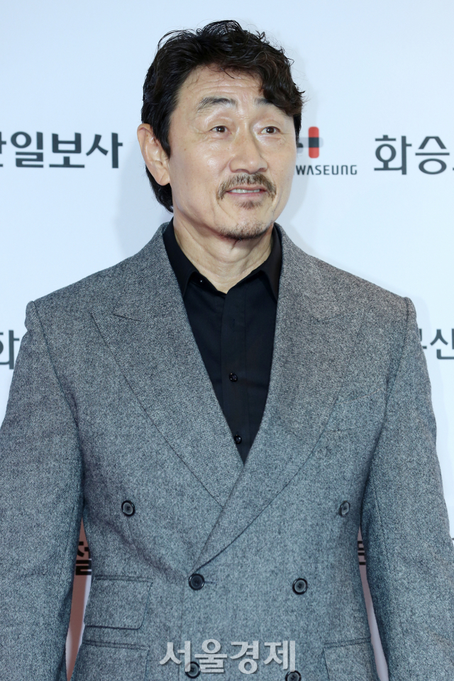 배우 허준호가 6일 오후 부산 해운대구 시그니엘 부산에서 열린 '2022 부일영화상'(2022 BUIL FILM AWARDS) 레드카펫에서 포즈를 취하고 있다. / 사진=김규빈 인턴기자