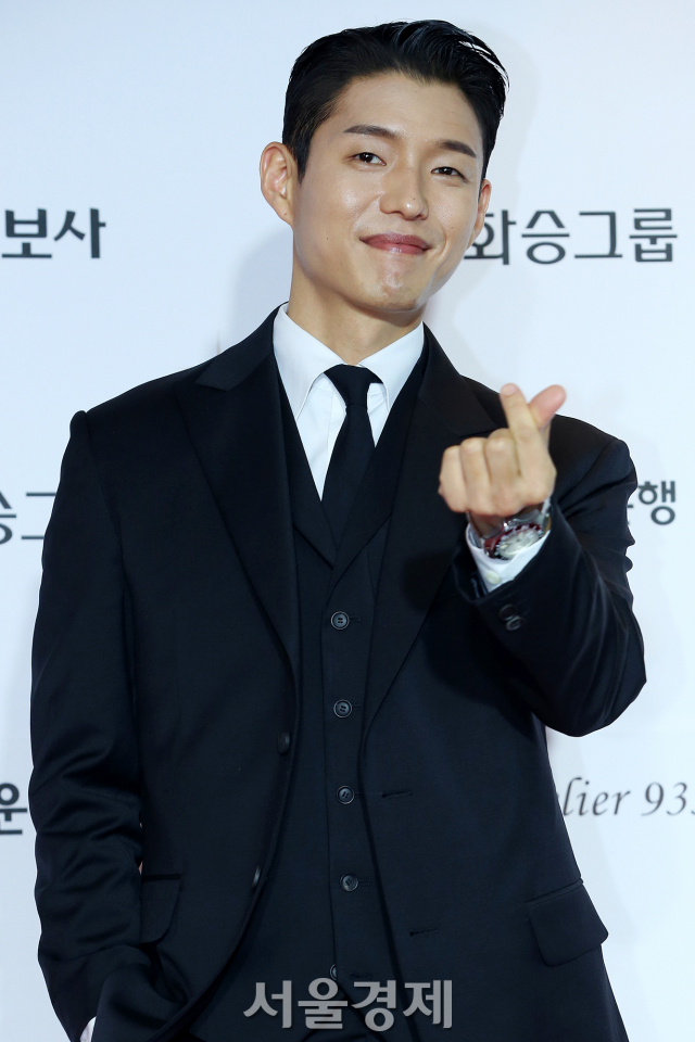 배우 하준이 6일 오후 부산 해운대구 시그니엘 부산에서 열린 '2022 부일영화상'(2022 BUIL FILM AWARDS) 레드카펫에서 포즈를 취하고 있다. / 사진=김규빈 인턴기자