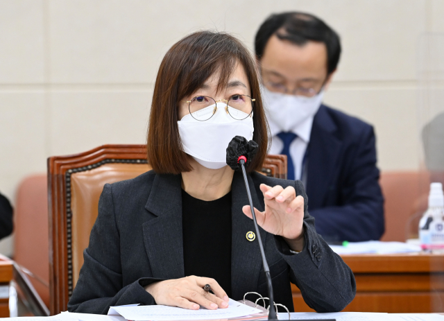 백경란 질병관리청장이 6일 국회에서 열린 보건복지위원회 국정감사에서 의원들의 질의에 답하고 있다. / 권욱 기자