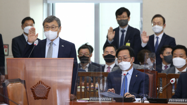 정근식 진실화해위원장이 지난 5일 국회 행정안전위원회에서 열린 중앙선거관리위원회·진실화해를위한과거사정리위원회·소방청 등에 대한 국정감사에서 증인 선서를 하고 있다.연합뉴스