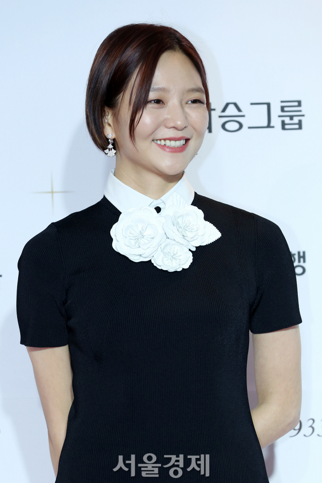 배우 이솜이 6일 오후 부산 해운대구 시그니엘 부산에서 열린 '2022 부일영화상'(2022 BUIL FILM AWARDS) 레드카펫에서 포즈를 취하고 있다. / 사진=김규빈 인턴기자