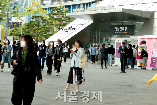 시민들이 영화 관람을 마치고 제27회 부산국제영화제(BIFF)가 열리는 부산 해운대구 영화의 전당 하늘연 극장을 나서고 있다. / 사진=김규빈 인턴기자