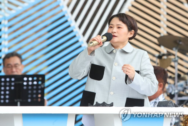 지난 9월 3일 오후 대구 달서구 코오롱 야외음악당에서 열린 KBS 1TV '전국노래자랑' 녹화에서 새 MC를 맡은 김신영이 진행을 하고 있다. /연합뉴스