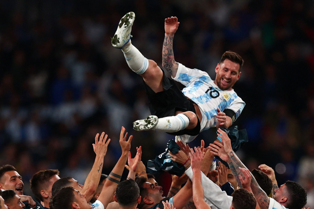 올 6월 유럽 챔피언 이탈리아와 치른 피날리시마에서 3 대 0으로 이긴 아르헨티나 축구 대표팀이 리오넬 메시를 헹가래 치고 있다. AFP연합뉴스