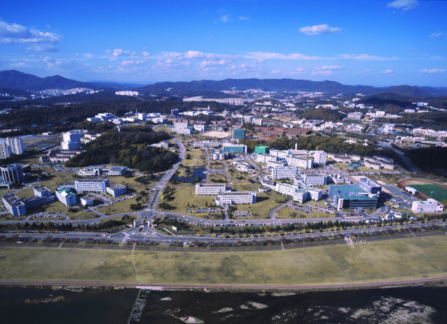 KAIST와 함께 한국전자통신연구원, 한국표준과학연구원 등 정부출연연구원이 집적한 대덕연구개발특구 전경. 사진 제공=연구개발특구진흥재단