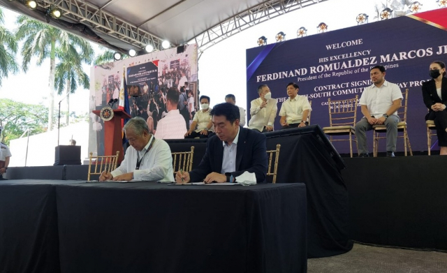 제이미 바티스타(왼쪽) 필리핀 교통부 장관과 김종수(오른쪽) 롯데건설 토목사업본부장이 계약서에 서명하고 있는 모습./사진 제공=롯데건설