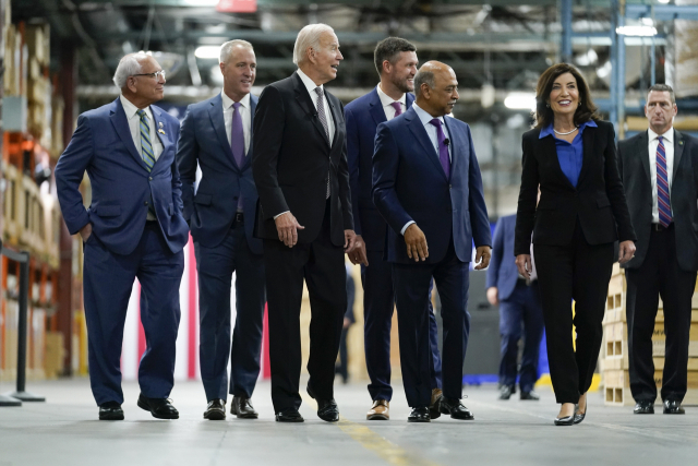 조 바이든 미국 대통령이 6일(현지시간) 뉴욕주 포킵시의 IBM 연구시설을 둘러보고 있다. AP 연합뉴스