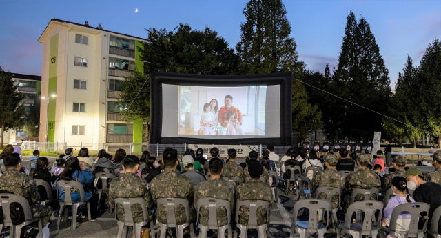 전남도는 문화소외지역에 거주하는 지역민에게 직접 찾아가 영화를 상영해주는 ‘2022 찾아가는 영화관’을 11월까지 운영한다. /사진제공=전남도