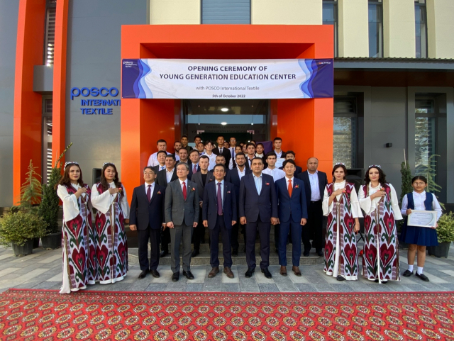 포스코인터와 우즈베키스탄 관계자들이 최근 현지 청소년을 위한 교육센터 건립식에 참석하고 기념촬영을 하고 있다. 사진제공=포스코인터