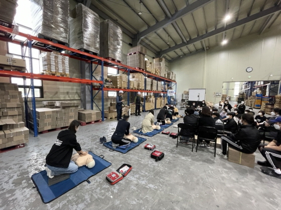사진: 파이디언 유정희 본부장이 러쉬코리아 직원 대상 CPR 훈련을 실시하는 모습