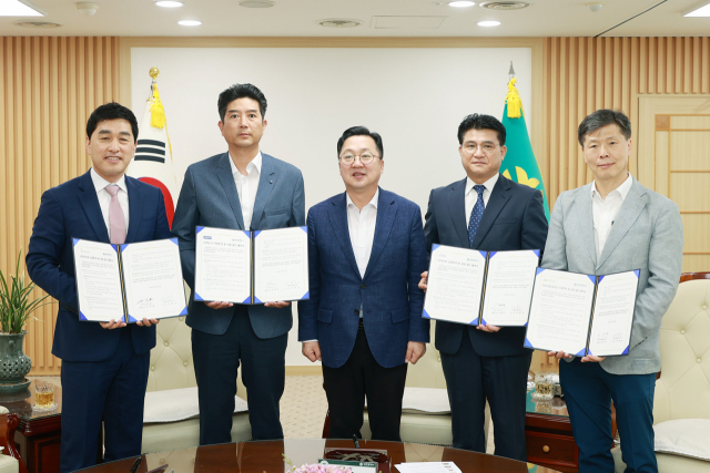 이장우(왼쪽 세 번째) 대전시장이 올 7월 유망 혁신기업 4개사와 민선 8기 출범 이후 투자 업무협약을 체결하고 있다. 사진 제공=대전시