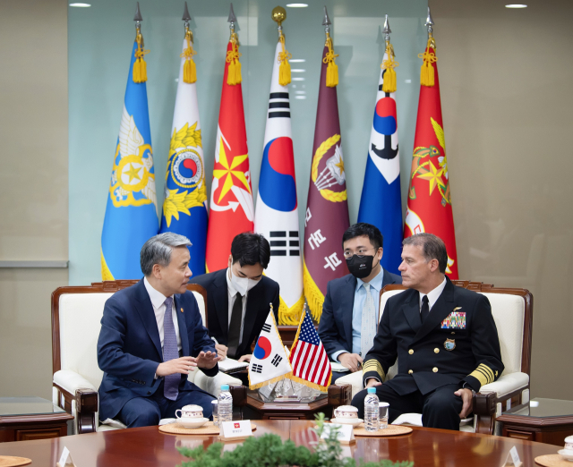 이종섭 국방부 장관이 7일 오전 서울 국방부 청사에서 존 아퀼리노 미국 인도태평양사령관을 접견하고 있다. 사진제공=국방부