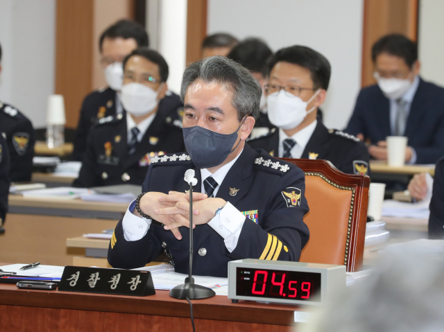 윤희근 경찰청장이 7일 서울 서대문구 경찰청에서 열린 국회 행정안전위원회의 경찰청 국정감사에서 의원 질의를 듣고 있다./연합뉴스