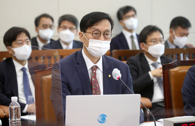 이창용 한국은행 총재가 7일 서울 여의도 국회에서 열린 기획재정위원회의 한국은행에 대한 국정감사에 출석해 질의에 답변하고 있다./권욱 기자