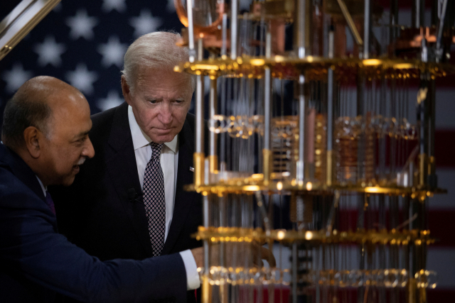 조 바이든 미국 대통령이 6일(현지 시간) 아르빈드 크리슈나 IBM 최고경영자(CEO) 등과 함께 뉴욕주 포킵시의 IBM 연구 시설을 둘러보고 있다. 로이터연합뉴스