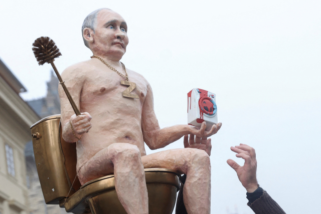 유럽연합(EU) 정상회의가 열리는 체코 프라하에 7일(현지 시간) 시위대가 블라디미르 푸틴 러시아 대통령의 모형을 설치했다. 로이터연합뉴스