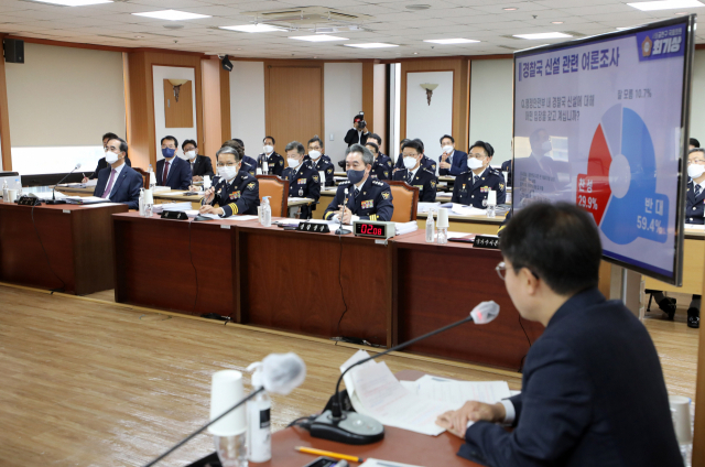 우종수 경찰청 차장(왼쪽 두번째)이 7일 오전 서울 서대문구 경찰청에서 열린 국회 행정안전위원회의 경찰청 국정감사에서 질의에 답변하고 있다./연합뉴스