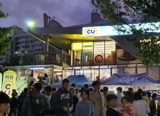 지난 2019년 서울세계불꽃축제 당시 여의도 한강공원 내 편의점 CU 매장 앞이 행사를 찾은 사람들로 붐비고 있다./사진 제공=BGF리테일