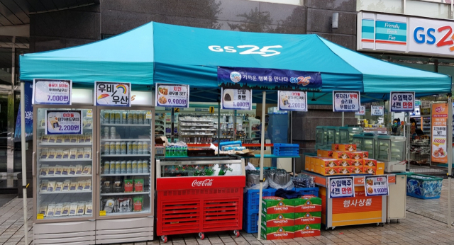 2019년 서울 세계불꽃축제 당시 한강공원 인근 편의점 GS25의 한 점포는 매장 앞에 간편식과 음료 등을 판매하는 별도 코너를 마련해 운영했다./사진 제공=GS리테일