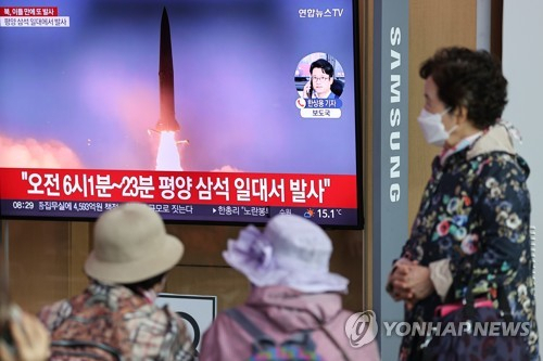 북한이 6일 오전 평양에서 동해상으로 단거리 탄도미사일 2발을 발사했다. 사진은 이날 서울역 대합실에서 북한 미사일 발사 관련 방송을 보고 있는 시민들./연합뉴스