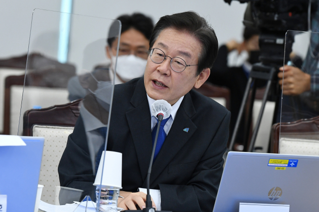 이재명 더불어민주당 대표가 6일 서울 용산구 합동참모본부에서 열린 국정감사에서 질의하고 있다. 권욱 기자