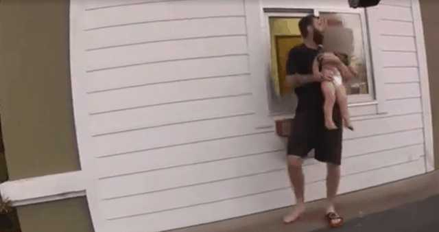 지난달 27일, 미 플로리다주의 한 남성이 경찰에 포위되자 자신의 아이의 뒤로 숨는 듯한 모습을 보이고 있다. PoliceActivity 영상 캡처