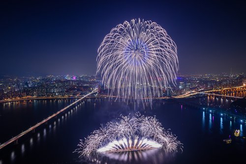 (서울=연합뉴스) 한화그룹이 개최하는 서울세계불꽃축제가 3년 만에 돌아온다. 한화는 '한화와 함께하는 서울세계불꽃축제 2022'가 오는 8일 오후 1시부터 9시 30분까지 서울 여의도 한강공원에서 열린다고 7일 밝혔다. 사진은 2019년 서울세계불꽃축제에서 선보인 한화의 불꽃 연출 모습. 사진제공=한화