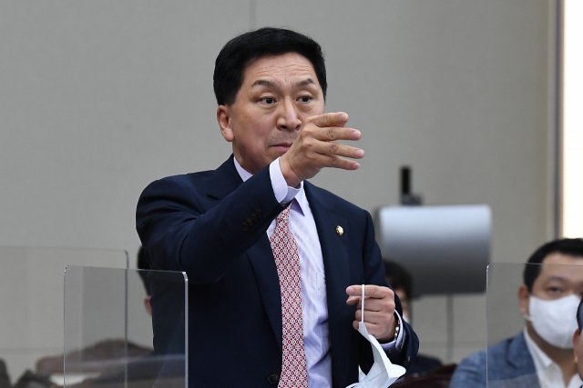 국민의힘 김기현 의원이 지난 6일 서울 용산구 합참 청사에서 열린 국방위원회의 합동참모본부 등에 대한 국정감사에서 일어나서 발언하고 있다. 연합뉴스