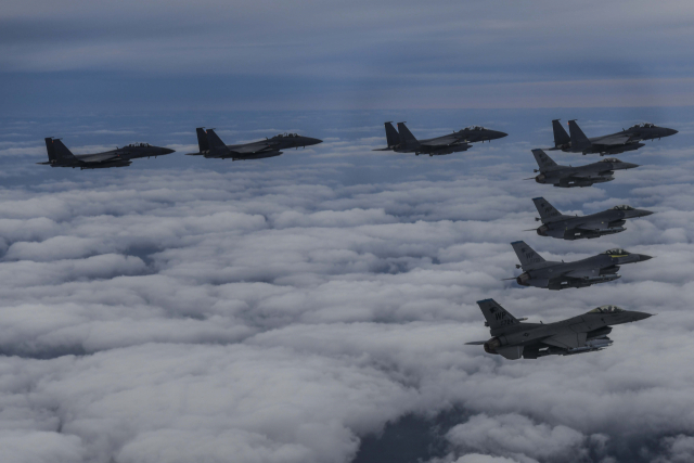 북한이 4일 일본 열도를 넘어간 중거리 탄도미사일(IRBM) 1발을 발사한 것에 대응해 한미 군 당국은 도발 10시간 만에 F-15K와 F-16 전투기를 투입해 공격편대군 비행을 하고 있다./연합뉴스