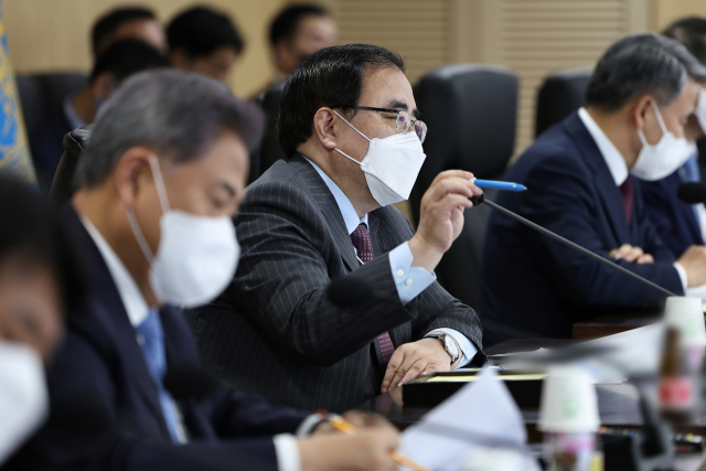 북한이 단거리 탄도미사일 2발을 발사한 지난 28일 서울 용산 대통령실 청사 지하 국가위기관리센터에서 김성한 국가안보실장이 긴급 국가안전보장회의(NSC) 상임위원회 회의를 주재하고 있다./연합뉴스