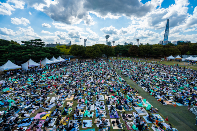 8일 서울 송파구 올림픽공원 88잔디마당에서 '슬로우 라이프 슬로우 라이브 2022'가 열려 시민들이 선선한 날씨 속 세계적인 아티스트들의 무대를 즐겼다. 사진 제공=프라이빗커브